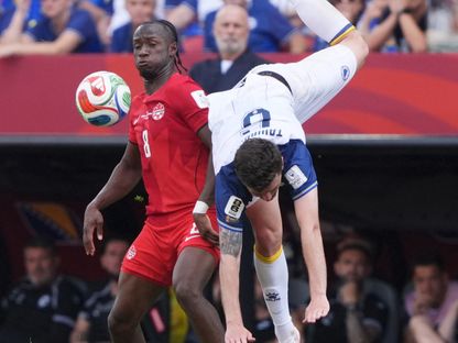 لاعب الوسط الكندي إسماعيل كوني (يسار) خلال مباراة ضد البوسنة والهرسك في كأس العالم - 12 يونيو 2026 - IMAGN IMAGES via Reuters