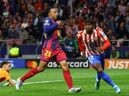 أديمولا لوكمان يسجل هدف تأهل أتلتيكو مدريد لنصف نهائي دوري الأبطال وثنائي برشلونة كوندي وجوان غارسيا يراقبان الكرة في الشباك - 14 أبريل 2026 - Reuters