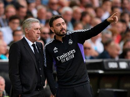 كارلو أنشيلوتي مدرب ريال مدريد ونجله دافيدي خلال لقاء فالنسيا في الدوري الإسباني - 21 مايو 2023 - Reuters