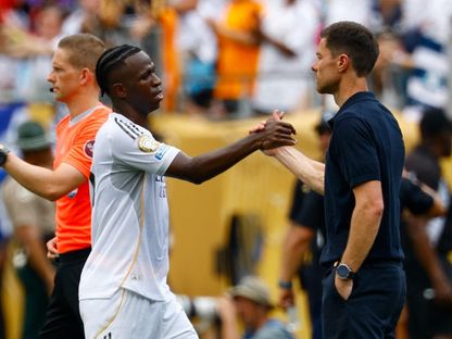 فينيسيوس جونيور يصافح المدرب تشابي ألونسو بعد استبداله في مباراة ريال مدريد وباتشوكا بكأس العالم للأندية - 22 يونيو 2025 - REUTERS