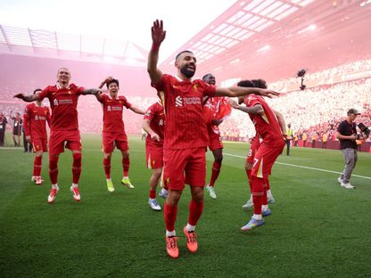 محمد صلاح يحتفل مع لاعبي ليفربول بلقب الدوري الإنجليزي - 28 أبريل 2025 - Reuters