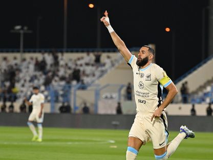 احتفال كريم بنزيما نجم الاتحاد بتسجيل هدف الفريق الأول في مرمى الأخدود - 30 أغسطس 2025 - X/@SPL