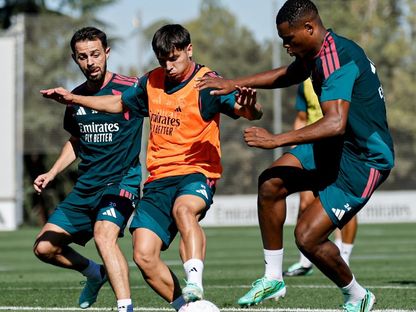 براهيم دياز في صراع على الكرة مع دومفريس وبرناردو سيلفا في تدريبات ريال مدريد - 11 سبتمبر 2026 - X/@realmadrid
