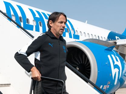 سيموني إنزاغي أثناء وصول بعثة الهلال إلى الدوحة القطرية - 2 نوفمبر 2015 - X/Alhilal_FC