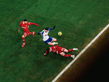 برادلي لاعب ليفربول وزميله محمد صلاح خلال مواجهة توتنهام هوتسبير - X/@LFC