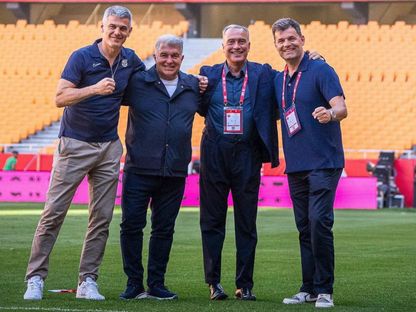 مستشار رئيس برشلونة إنريك ماسيب (إلى اليسار) مع جوان لابورتا ومسؤولي النادي - 25 أبريل 2025 - IG/@enricmasip