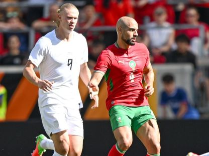 إيرلينغ هالاند يطارد سفيان أمرابط في مباراة المغرب والنرويج الودية - 8 يونيو 2026 - X@EnMaroc