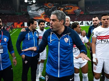 معتمد جمال مدرب الزمالك يوجه نصائحه للاعبيه خلال مواجهة شباب بلوزداد بكأس الكونفيدرالية - 10 أبريل 2026 - X/@Zamalek SC