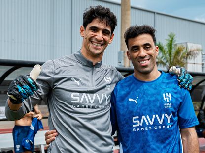 ياسن بونو حارس الهلال وزميله الجديد عبد الرزاق حمد الله - 2 يوليو 2025 - X/@Alhilal_FC