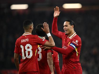 الهولندي فيرجيل فان دايك قائد ليفربول يحتفل مع مواطنه كودي غاكبو بعد تسجيل الأخير هدفاً في شباك توتنهام بكأس الرابطة - 6 فبراير 2025 - REUTERS