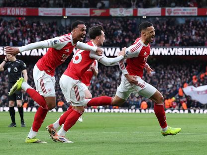لاعبو أرسنال يحتفلون بهدف ويليام ساليبا في شباك تشيلسي بالدوري الإنجليزي الممتاز - 1 مارس 2026 - Reuters