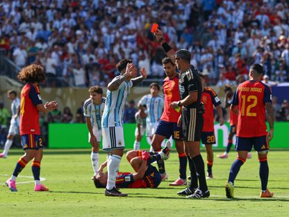 طرد إنزو فيرنانديز لاعب الأرجنتين بعد حصوله على بطاقة صفراء ثانية إذر تدخل عنيف على باو كوبارسي في نهائي كأس العالم - 19 يوليو 2026 - REUTERS