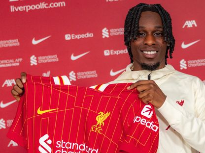 جيريمي فريمبونغ يحمل قميص ليفربول بعد انضمامه للنادي - 30 مايو 2025 - X/@LFC