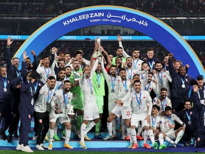 لاعبو البحرين يرفعون كأس "خليجي 26" بعد فوزهم على عُمان في النهائي - 4 يناير 2025 - Reuters