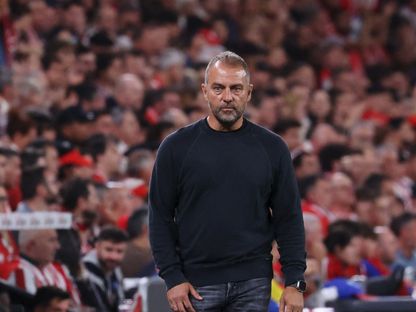 هانزي فليك مدرب برشلونة خلال مباراة ضد أتلتيك بلباو في الدوري الإسباني - 25 مايو 2025 - Reuters