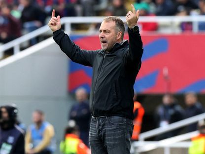 هانزي فليك مدرب برشلونة خلال مواجهة ألافيس بالدوري الإسباني - 2 فبراير 2025 - Reuters