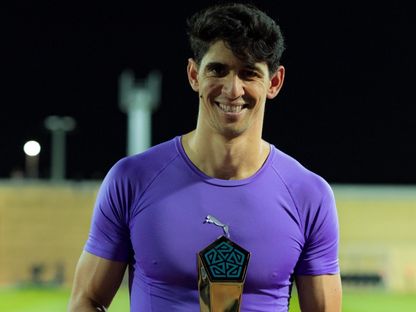 ياسين بونو حارس الهلال يحمل جائزة أفضل لاعب في مباراة الحزم بالدوري السعودي - 2 مايو 2026 - X/@Alhilal_FC