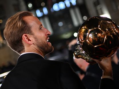 هاري كين مع جائزة "الكرة الذهبية" - 26 أكتوبر 2026 - X/@HKane