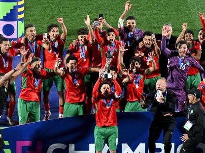 لاعبو منتخب المغرب مع كأس العالم تحت 20 عاماً بعد فوزهم على الأرجنتين في النهائي - 19 أكتوبر 2025 - X/@fifaworldcup_ar