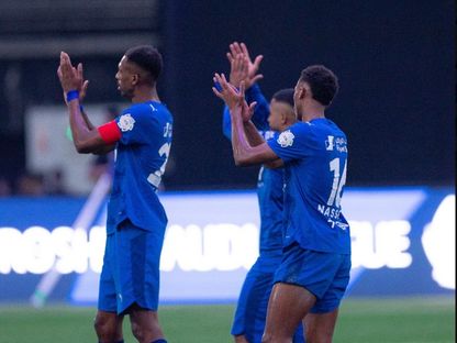 لاعبو الهلال يحتفلون مع المشجعين بالفوز على الشباب - 31 أكتوبر 2025 - X/@Alhilal_FC