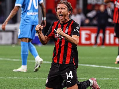لوكا مودريتش يحتفل بفوز ميلان على نابولي بقمة الدوري الإيطالي - 29 سبتمبر 2025 - X@acmilan