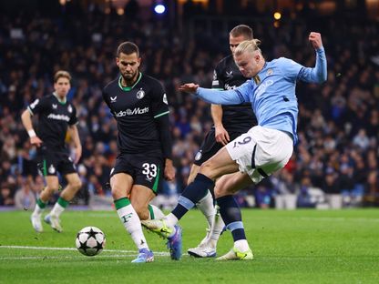 ديفيد هانكو مدافع فينورد يحاول التصدي لإيرلينغ هالاند مهاجم مانشستر سيتي - 26 نوفمبر 2024 - Reuters