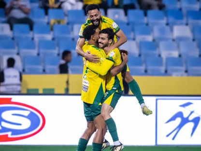 لاعبو الخليج يحتفلون بعد التسجيل بمواجهة ضمك في دوري روشن السعودي - 9 يناير 2026 - X/@Khaleejclub