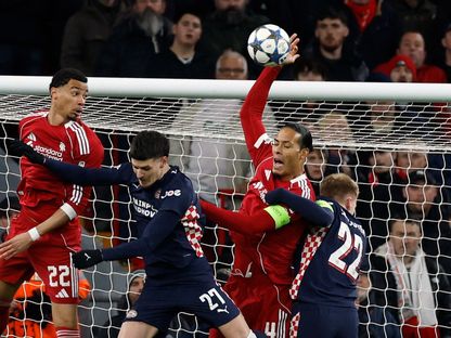 فيرجيل فان دايك يتسبب في ركلة جزاء ضد ليفربول في مباراته أمام إيندهوفن بدوري أبطال أوروبا - 26 نوفمبر 2025 - Reuters