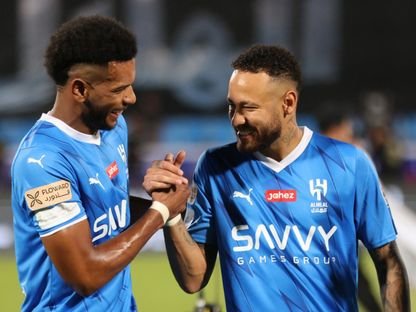 علي البليهي يصافح زميله نيمار في الهلال خلال مواجهة الشباب بالدوري السعودي - 29 سبتمبر 2023 - Reuters