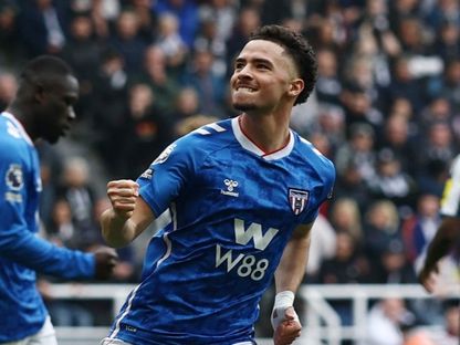 لاعب سندرلاند شمس الدين طالبي يحتفل بالتسجيل ضد نيوكاسل في الدوري الإنجليزي الممتاز  - 22 مارس 2026 - Reuters