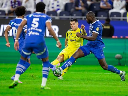كريستيانو رونالدو قائد النصر بمواجهة مدافعي الهلال بدوري روشن السعودي - 4 أبريل 2025 - X/@SPL