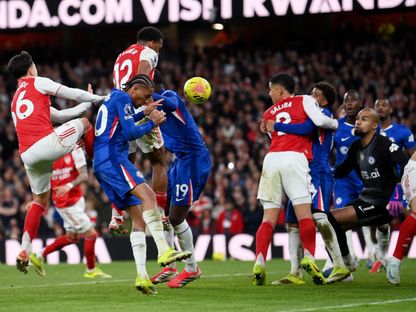 لحظة تسجيل جوريان تيمبر لاعب أرسنال هدفاً في مرمى تشيلسي بعد ركلة ركنية - 1 مارس 2026 - Reuters