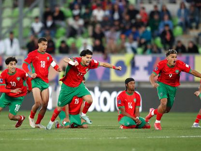 لاعبون من المغرب يحتفلون بعد الفوز بركلات الترجيح على فرنسا في نصف نهائي كأس العالم تحت 20 عاماً - 15 أكتوبر 2025 - REUTERS