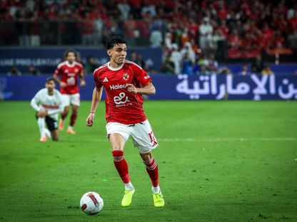 أشرف بن شرقي لاعب الأهلي خلال مواجهة الزمالك في نهائي كأس السوبر - 9 نوفمبر 2025 - X/@AlAhly