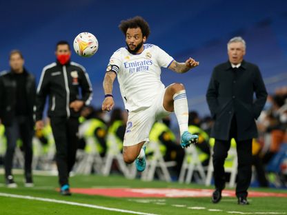 مارسيلو لاعب ريال مدريد السابق أمام أنظار المدرب كارلو أنشيلوتي في مباراة أمام غرناطة - 6 فبراير 2022 - Reuters