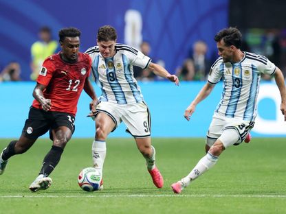 هيثم حسن جناح مصر يراوغ خوليان ألفاريز مهاجم الأرجنتين بكأس العالم - 7 يوليو 2026 - Reuters