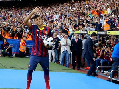 نيمار دا سيلفا أثناء تقديمه كلاعب جديد لنادي برشلونة - 3 يونيو 2013 - Reuters