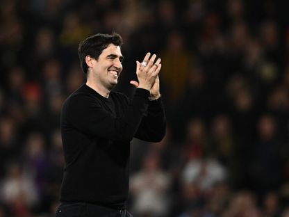 الإسباني أندوني إيراولا مدرب بورنموث يحيي الجمهور بعد التعادل مع مانشستر سيتي في الدوري الإنجليزي الممتاز - 19 مايو 2026 - Reuters