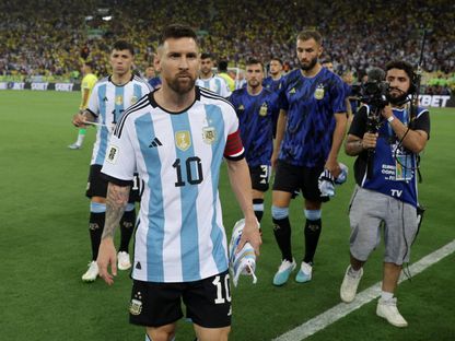 ليونيل ميسي يغادر الملعب بعد تأخر انطلاق مباراة الأرجنتين والبرازيل في تصفيات كأس العالم بسبب الشغب - 21 نوفمبر 2023 - REUTERS