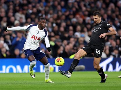 رودري لاعب وسط مانشستر سيتي في صراع على الكرة مع لاعب توتنهام راندال كولو مواني - 1 فبراير 2026 - Reuters