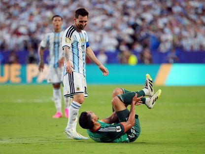 ليونيل ميسي بعد كرة مشتركة مع الجزائري عيسى ماندي في كأس العالم - 16 يونيو 2026 - Reuters