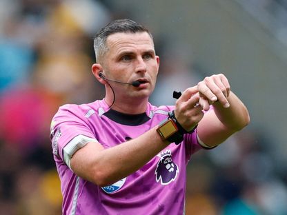 الحكم مايكل أوليفر خلال مباراة ولفرهامبتون ضد إيفرتون في الدوري الإنجليزي الممتاز - 30 أغسطس 2025 - ٌReuters