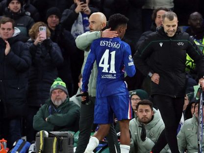 البرازيلي إستيفاو ويليان يصافح مدرب تشيلسي ماريسكا خلال مباراة برشلونة في دوري أبطال أوروبا - 26 نوفمبر 2025 - Reuters