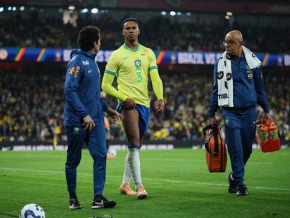 غابرييل مدافع البرازيل يخرج للإصابة خلال مواجهة السنغال في مباراة ودية - 15 نوفمبر 2025 - Reuters