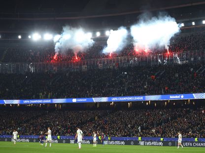 مشجعون لآينتراخت فرانكفورت يشعلون ألعاباً نارية في ملعب "كامب نو" خلال مواجهة برشلونة بدوري أبطال أوروبا - 9 ديسمبر 2025 - REUTERS