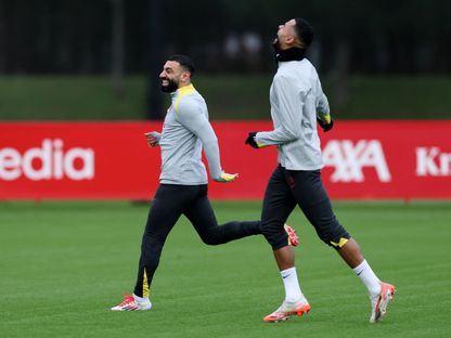 كودي خاكبو (يمين) ومحمد صلاح خلال مران ليفربول - 28 يناير 2025 - Reuters