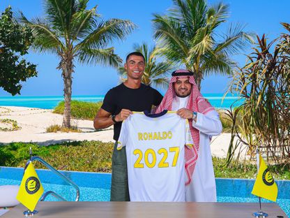 كريستيانو رونالدو ورئيس النصر عبد الله الماجد بعد تجديد عقده - 26 يونيو 2025 - X/@AlNassrFC