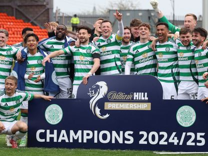 لاعبو سيلتيك يحتفلون بالفوز بلقب الدوري الاسكتلندي - 26 أبريل 2025 - Reuters