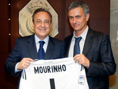 جوزيه مورينيو خلال حفل تقديمه لتدريب ريال مدريد مع رئيس النادي فلورنتينو بيريز - 31 مايو 2010 - Reuters