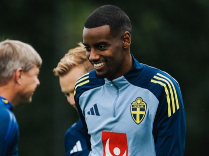الابتسامة تعلو وجه ألكسندر إيزاك خلال تدريب منتخب السويد - 2 سبتمبر 2025 - X/@svenskfotboll